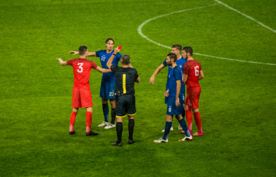 Rregullat që ndryshuan historinë e futbollit: Kartonët e verdhë dhe të kuq