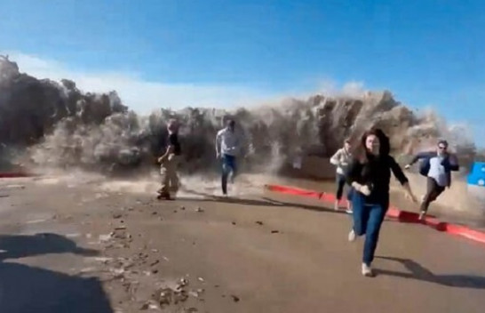 Dallgët e mëdha godasin bregdetin e Kalifornisë, duke sjellë përmbytje dhe kushte kërcënuese për jetën/ VIDEO