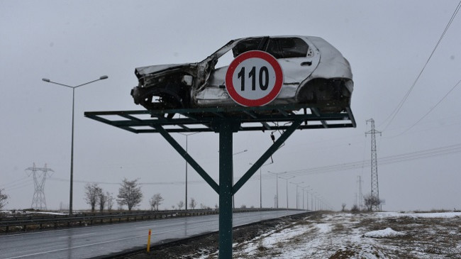 Një fushatë e pazakontë në Turqi: Automjetet e aksidentuara si një paralajmërim për të gjithë shoferët