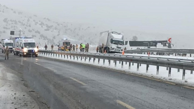 Shqetësues/ Regjistrohet momenti i përplasjes së dy autobusëve në Turqi