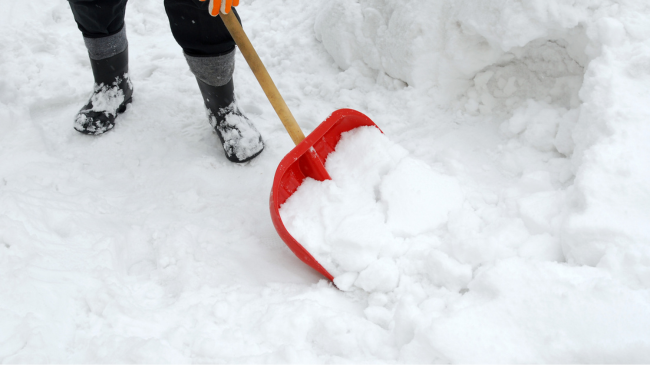 Një truk që do t'ju ndihmojë të pastroni borën më lehtë se kurrë