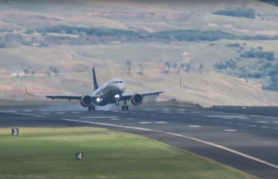 Shikoni pamjet dramatike të aeroplanit duke u ulur në Portugali