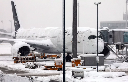 Reshjet e borës dhe akulli “paralizojnë” transportin në Munih dhe Frankfurt
