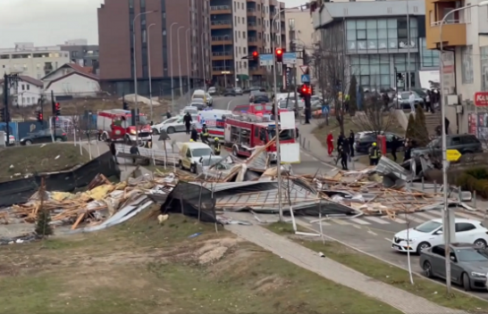 Zjarrfikësit po kërkojnë nën rrënojat e kulmit të objektit të komunës së Prishtinës