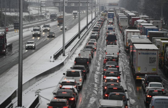 436 kilometra radhë në Bruksel, kaos për shkak të reshjeve të dendura të borës