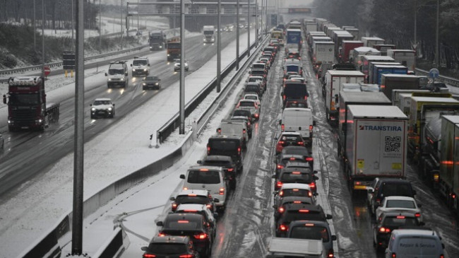 436 kilometra radhë në Bruksel, kaos për shkak të reshjeve të dendura të borës