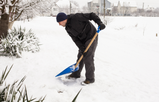 Ekspertët paralajmërojnë: Pastrimi i borës mund të jetë i rrezikshëm për shëndetin tuaj, ja si të mbroheni