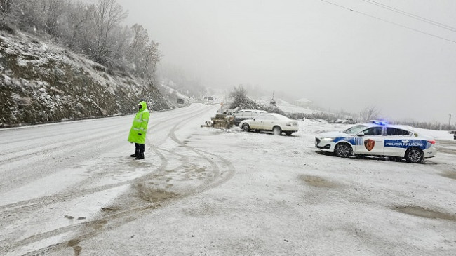 Reshje të dendura dëbore në Dibër, bllokohet rruga në Qafën e Murrizit