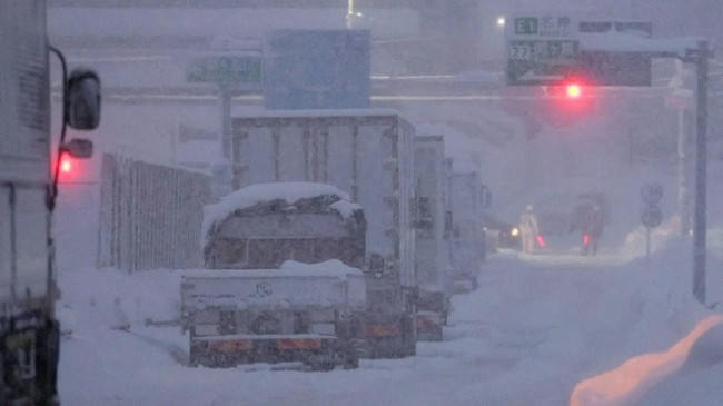 Reshje të dendura bore në Japoni: Dhjetëra automjete të bllokuara në autostradë