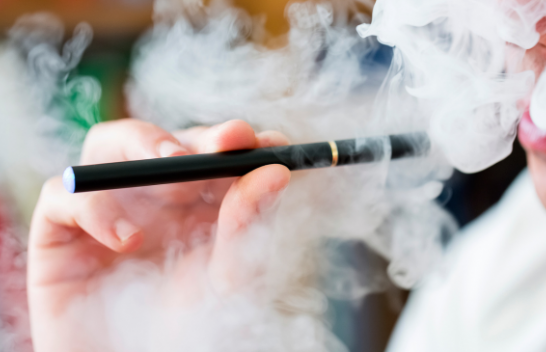 Britania do të ndalojë cigaret elektronike për të mbrojtur shëndetin e fëmijëve