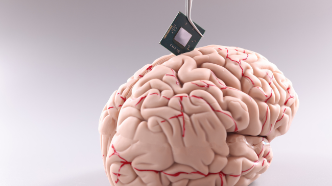 Implantohet çipi i parë në trurin e njeriut, ja kush e realizoi