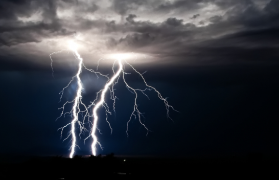 E vërtetë apo mit: A është i rrezikshëm përdorimi i telefonit gjatë një stuhie?