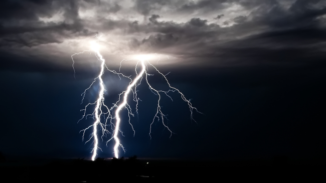 E vërtetë apo mit: A është i rrezikshëm përdorimi i telefonit gjatë një stuhie?