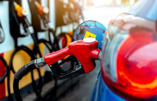 A lejohet të mbushni veturën me karburant ndërsa motori është i ndezur?