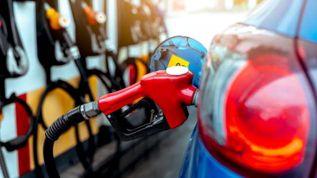 A lejohet të mbushni veturën me karburant ndërsa motori është i ndezur?