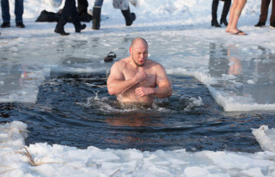 Ditët e ngrohta po vijnë, por ju do ta ndihmoni trupin edhe duke u larë në ujë të ftohtë