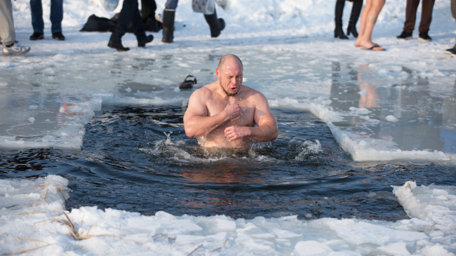 Ditët e ngrohta po vijnë, por ju do ta ndihmoni trupin edhe duke u larë në ujë të ftohtë