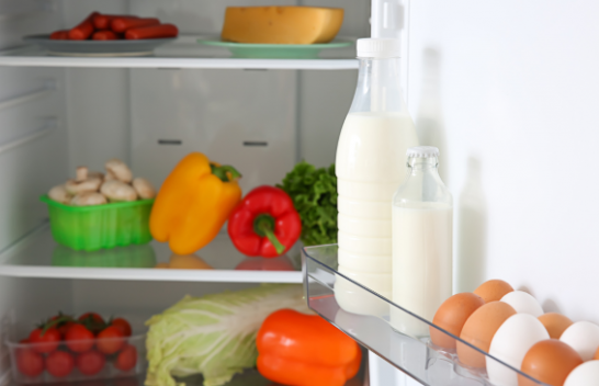 Pse qumështi nuk duhet të mbahet në derën e frigoriferit