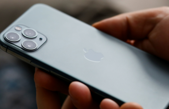 Apple po përgatit një iPhone krejtësisht të ndryshëm dhe më të shtrenjtë deri më sot