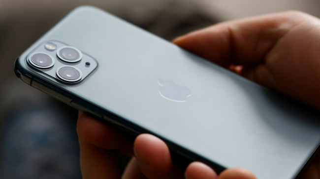 Apple po përgatit një iPhone krejtësisht të ndryshëm dhe më të shtrenjtë deri më sot