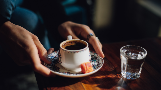 A e dini pse një gotë ujë shërbehet me kafe?