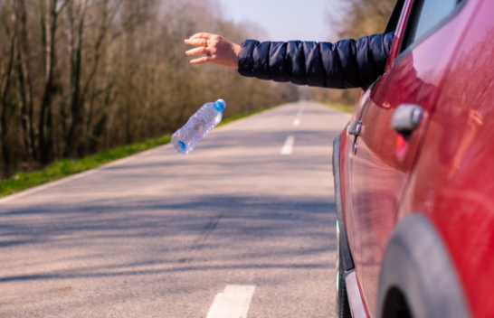 Ndaloni së hedhuri mbeturina nga vetura juaj, përveç ndotjes mund të jetë vdekjeprurëse