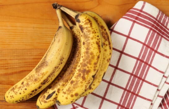 Ja si të parandaloni që bananet të bëhen të zeza dhe të zbehta