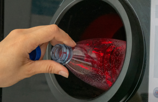 SUPERLAJM: Në Kosovë mund të ktheni mbeturinat e plastikës në para