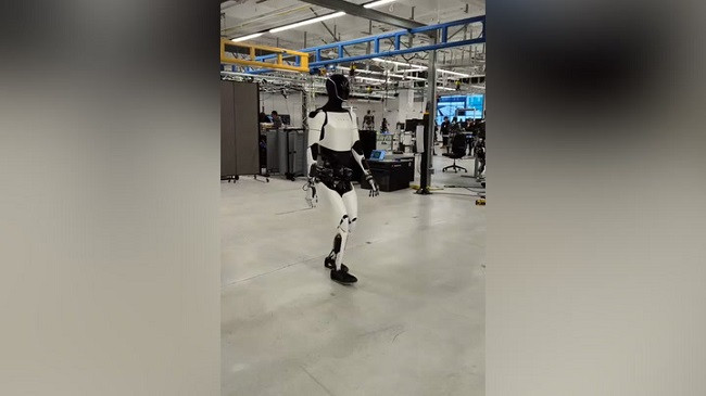 Elon Musk publikon një video të robotit Optimus duke ecur