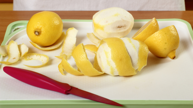 Mos e hidhni lëvoren e limonit, mund ta përdorni për mirëmbajtjen e përditshme të shtëpisë