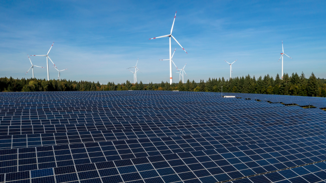Rritja e emetimeve të karbonit ngadalësohet falë teknologjisë së energjisë së pastër