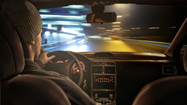 Dy të tretat e shoferëve kanë një problem me të: A ju shqetëson ky efekt kur vozitni natën?