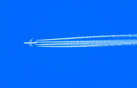 E vërteta e vijave të bardha që zvarriten pas aeroplanëve në qiell