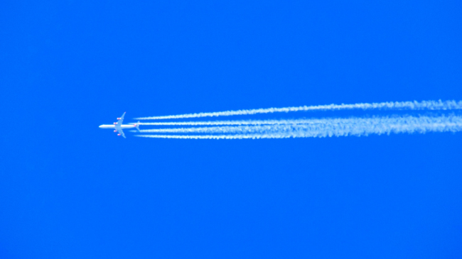 E vërteta e vijave të bardha që zvarriten pas aeroplanëve në qiell
