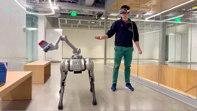 Shikoni se si shkencëtarët kontrollojnë një robot me duar ndërsa mbajnë Apple Vision Pro
