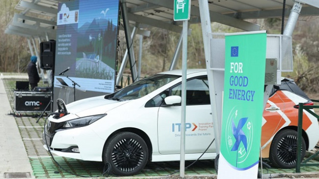 Hapet parkingu solar për mbushjen e automjeteve elektrike në Prishtinë