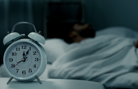 Pse koha shkon kaq shpejt kur je në gjumë?