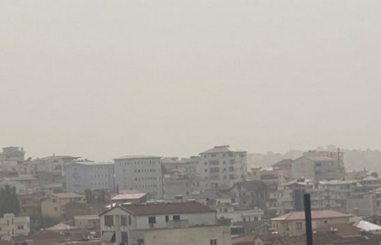 Pluhuri saharian mbulon Tiranën