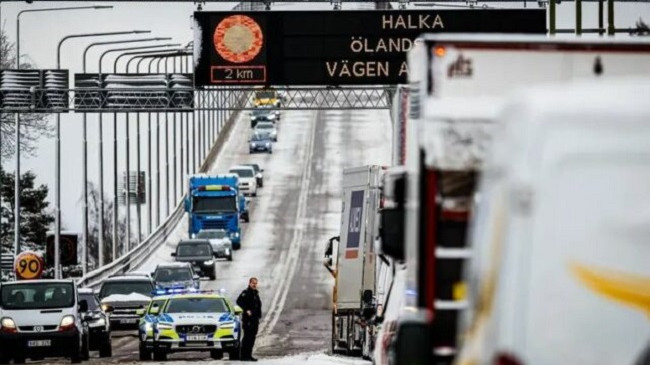 Stuhi bore në Suedi/ Shoferët bllokohen në veturat e tyre për orë të tëra