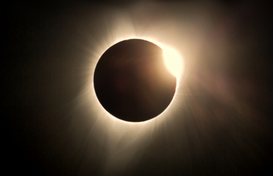 Shikoni eklipsin diellor siç shihet nga njerëzit me fat në stacionin hapësinor