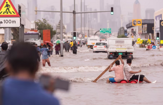 Stuhi dhe reshje të dendura shiu, përmbytet Dubai
