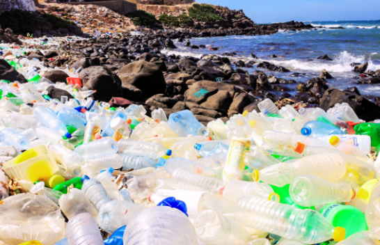 Studim: Prodhimi i plastikës po e ngroh planetin dy herë më shumë se industria e hapësirës ajrore