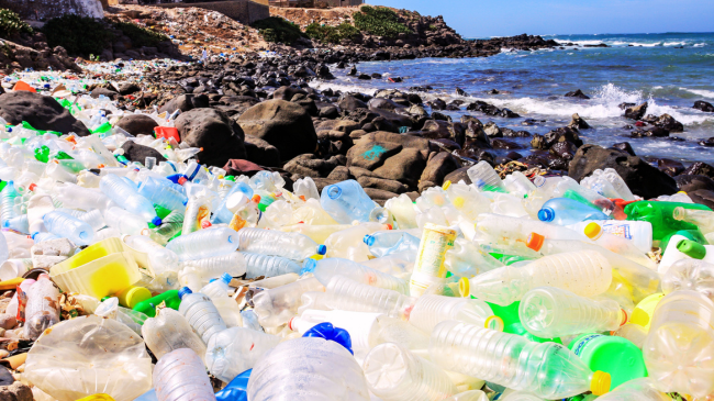 Studim: Prodhimi i plastikës po e ngroh planetin dy herë më shumë se industria e hapësirës ajrore