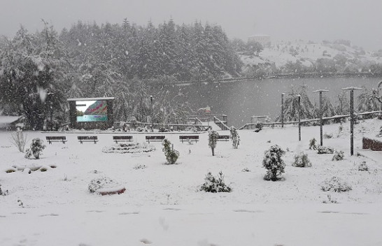 Rikthehet dimri në Shqipëri, ky qytet mbulohet nga bora e prillit