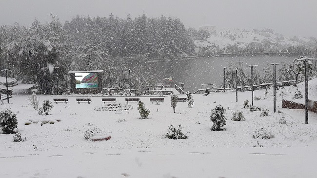 Rikthehet dimri në Shqipëri, ky qytet mbulohet nga bora e prillit