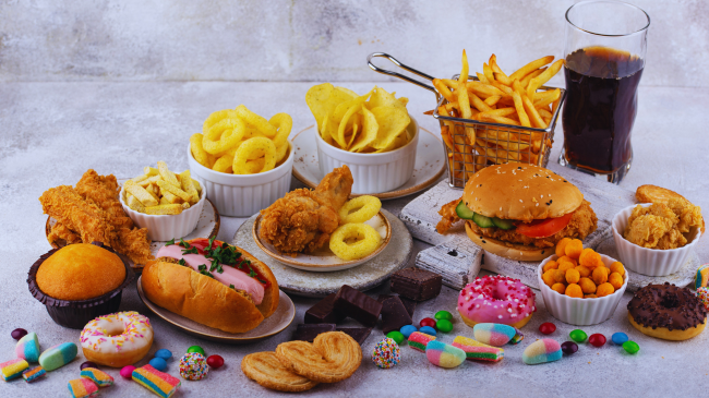 Ngrënia e tepërt e ushqimeve të padëshiruara mund të shkaktojë dëmtime të përhershme të trurit