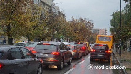 Policia e Kosovës apelon shoferët: Kujdes gjatë ngasjes në mot me shi