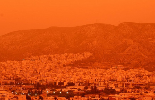 Qielli në Greqi shndërrohet në ngjyrë portokalli, kjo është arsyeja