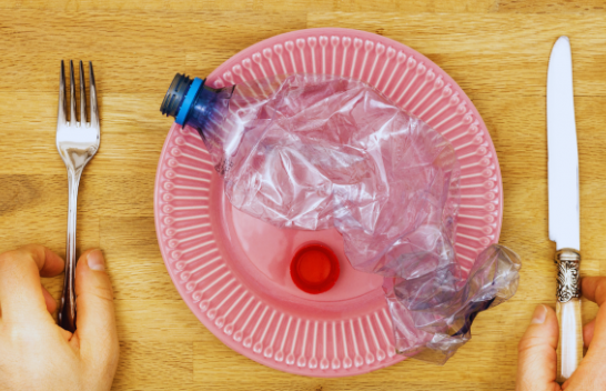 Cili ushqim përmban më shumë plastikë?