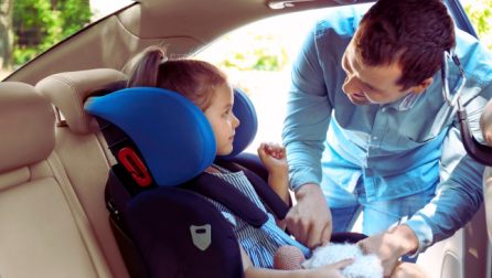 Si të kontrolloni në mënyrë të thjeshtë nëse fëmija është i sigurt në ulësen e veturës
